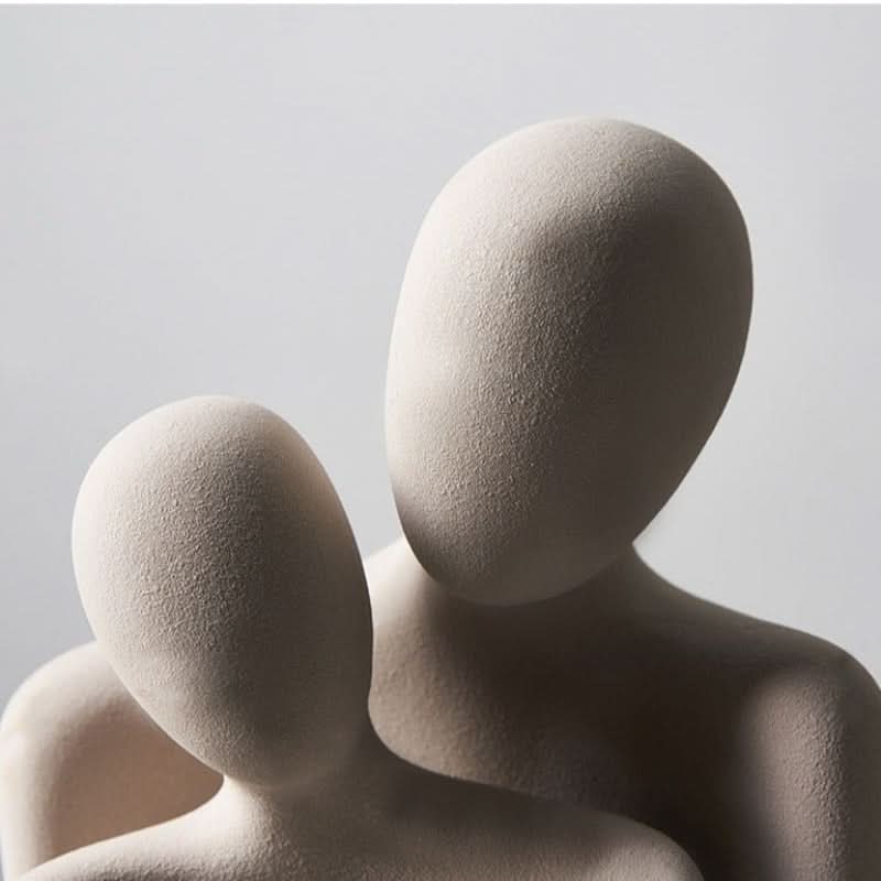 Escultura moderna simbolizando vínculo y ternura 