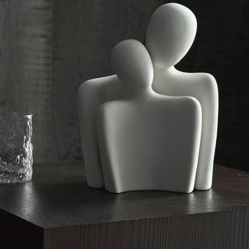 Escultura moderna simbolizando vínculo y ternura 